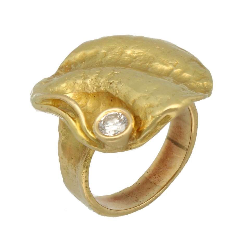 18 Krt. gouden design ring gehamerd met briljant.