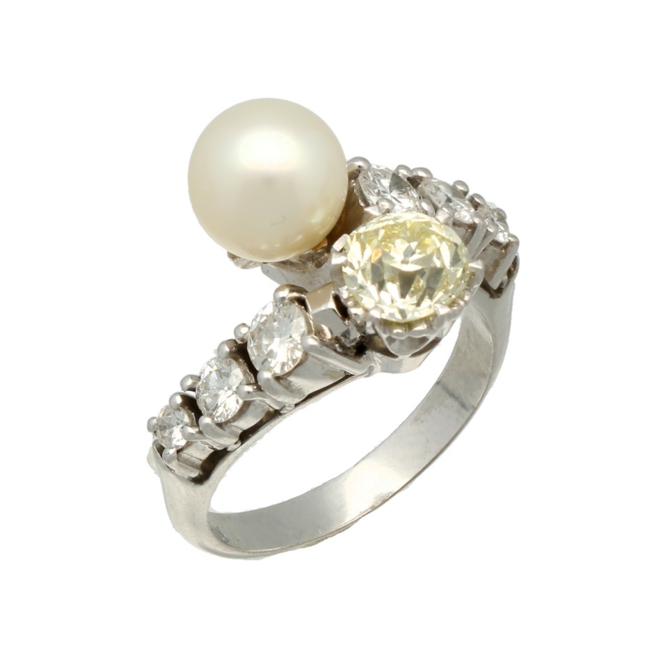 Handgemaakte Witgouden slagring bezet met Bolsjewiek Diamant en CultivÃ© Parel.