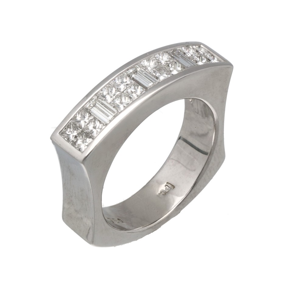 18 Krt. abstracte massieve diamanten ring.