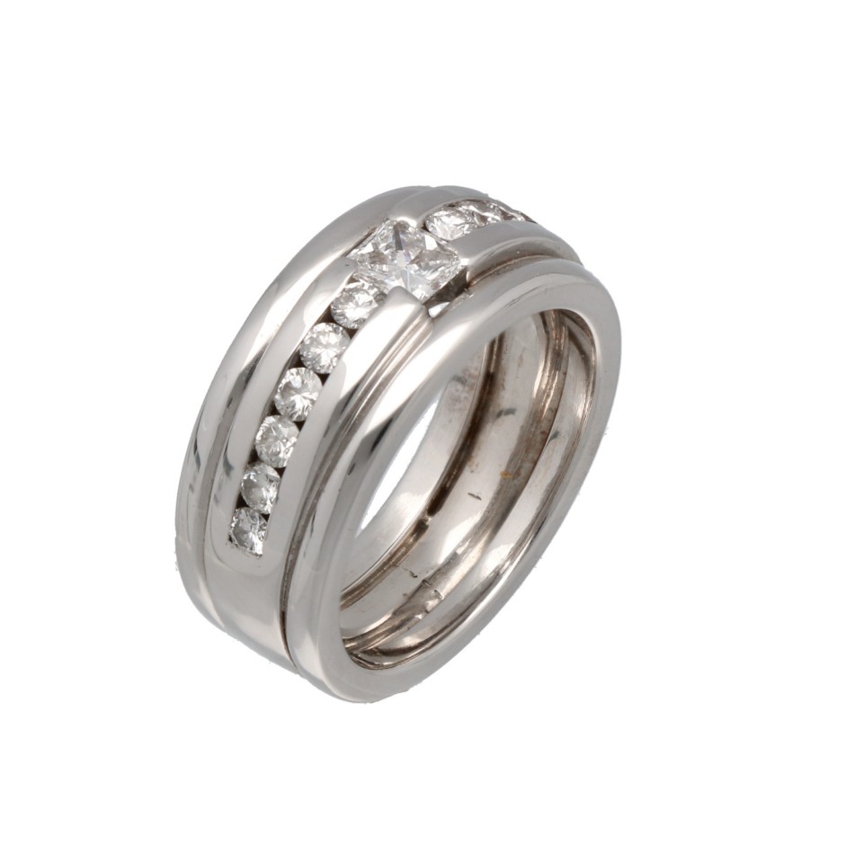 18Krt Ring gezet met 1.10Ct. Briljanten.