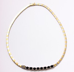 Massieve ”Bi-color” Gouden collier met blauwe saffier en briljant.