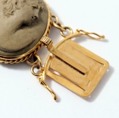 14 krt Gouden Armband met uitgesneden lava, handwerk.