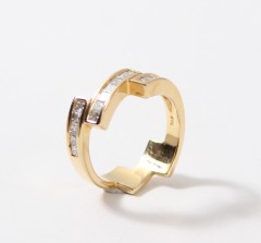 18 krt handgemaakte moderne ring met Diamanten, princes geslepen.