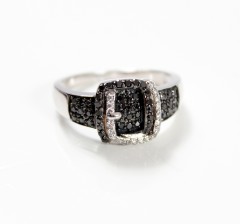 18 krt Witgouden ring. Black & White diamonds.