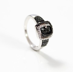 18 krt Witgouden ring. Black & White diamonds.