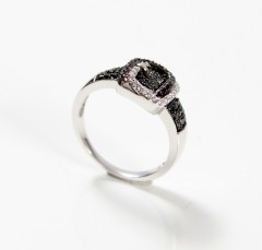 18 krt Witgouden ring. Black & White diamonds.