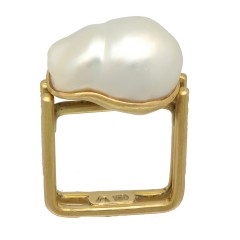 18 krt handgemaakte design ring met barok parel.