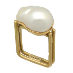 18 krt handgemaakte design ring met barok parel.