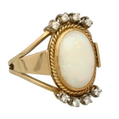 14 krt Vintage ring bezet met Opaal en Briljant.