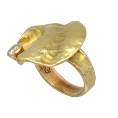 18 Krt. design ring gehamerd met briljant. Handwerk.