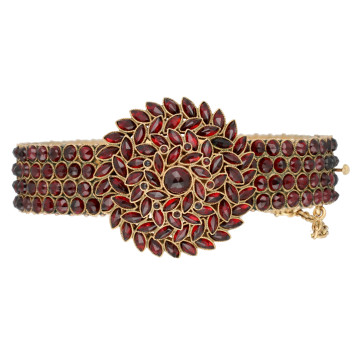 Antieke armband 14 Krt. goud gezet met Granaat 