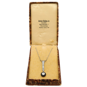 Platina art-deco hanger met diamant en onix