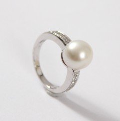 14 krt. Witgouden ring met briljant-parel.