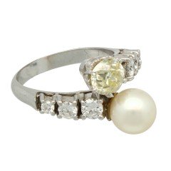 Handgemaakte Witgouden slagring bezet met Bolsjewiek Diamant en CultivÃ© Parel.