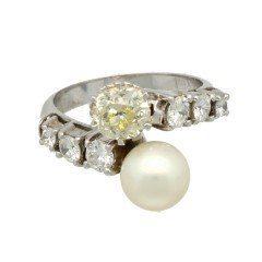 Handgemaakte Witgouden slagring bezet met Bolsjewiek Diamant en CultivÃ© Parel.