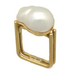 18 krt handgemaakte design ring met barok parel.