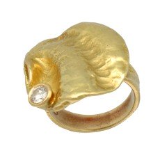 18 Krt. design ring gehamerd met briljant.
