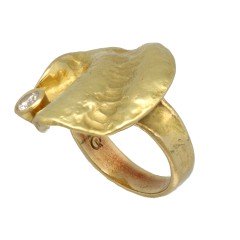 18 Krt. design ring gehamerd met briljant.